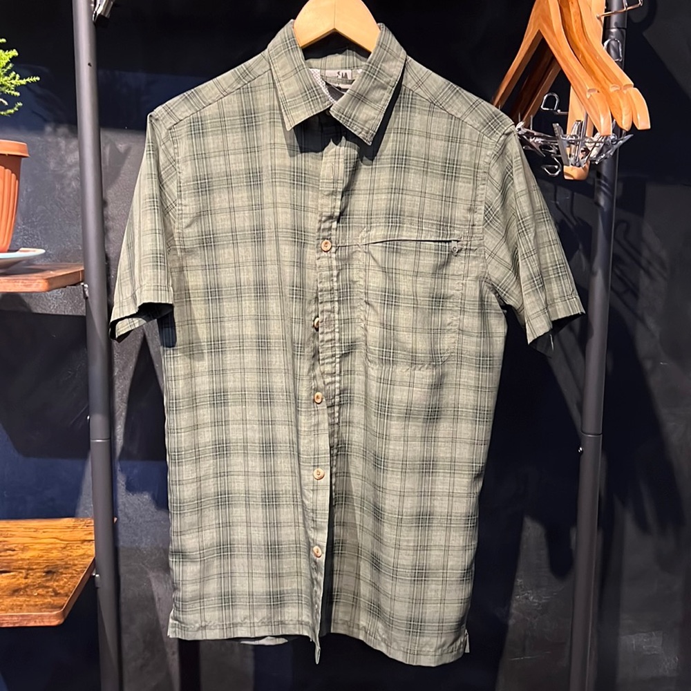 Rugged Exposure Mens Small Sm Guide short sleeve green on green. Handsome shirt